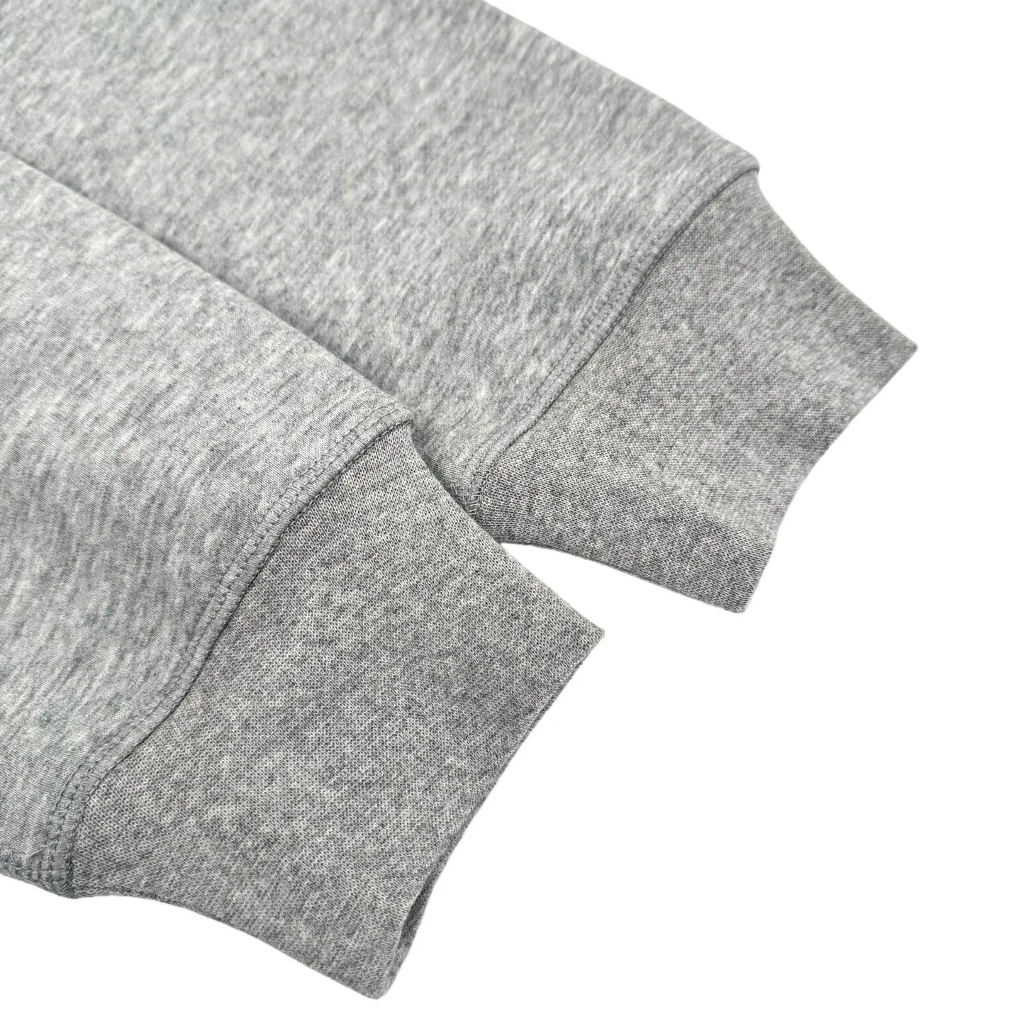 P290 [Exclusive supply] Ralph Lauren pony embroidered round neck sweatshirt (gray). The original purchase was RMB 1,690. The fabric is made of customized cloud-like honey cotton fleece sweatshirt material. It feels delicate and comfortable to the skin. It is based on matte gray. It comes with a soft light filter. The exquisite indigo pony logo is embellished. It is highly recognizable. It has an atmosphere of freedom and vitality. A symphony of pure and smart colors. It outlines a high-end silhouette with extreme simplicity. Become the smart focus of vision. Show your taste in silence, using imported machine embroidery technology. Use advanced computer control system and precision mechanical components to achieve the iconic pony embroidery operation. High precision. The lines are smooth and delicate, using the Hasuo process. Use specific machines to sew. The Hasuo fastness is high. It adds visual effects. It is time-consuming and labor-intensive. The fabrics have been washed. It has better hand feel and texture. It is not easy to deform, not easy to shrink, not easy to fade, and maintains long-term beauty. Size:S-M-L-XL